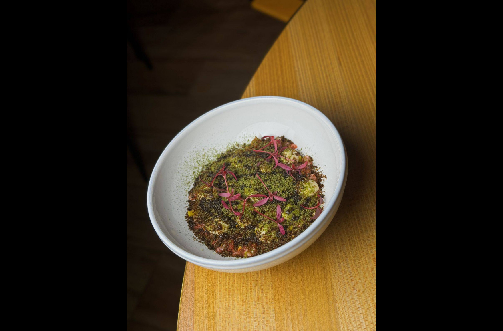 Тар-тар из телятины с кремом из белых грибов