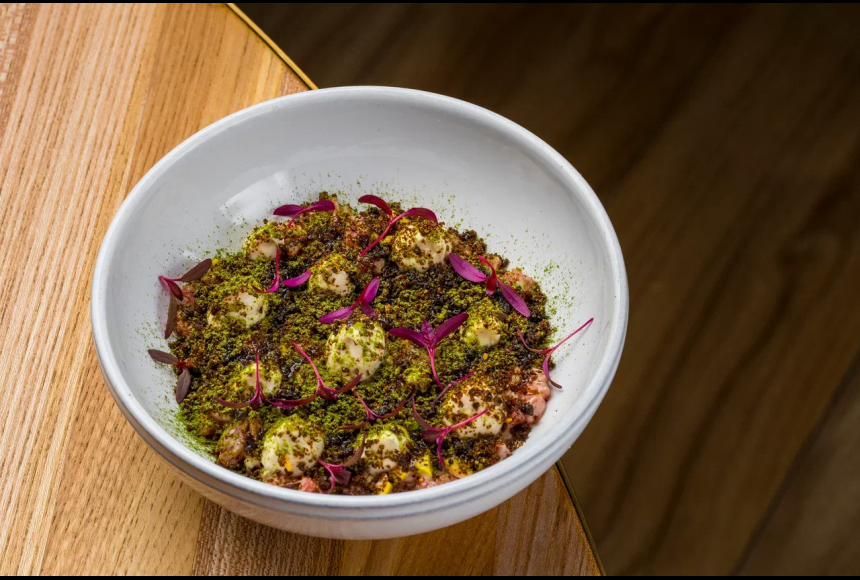 Тар-тар из телятины с кремом из белых грибов