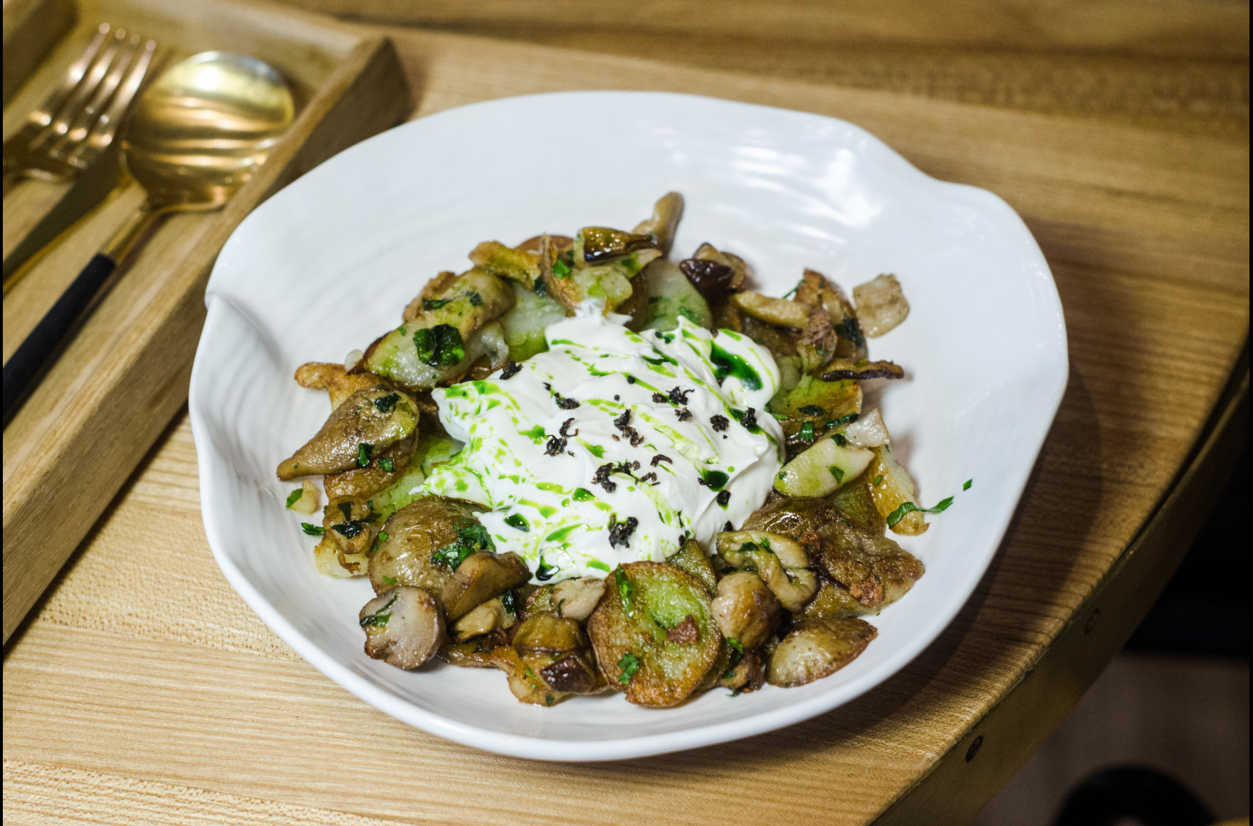 Жареный картофель с белыми грибами